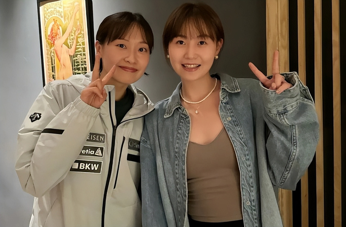 郑思维蔡侑玎同框!左拥右抱赢麻了,老婆与肉丁真像,神似姐妹