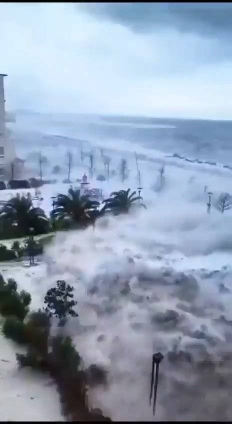 黑海风暴贝蒂娜在俄罗斯索契沿海引发剧烈风暴潮