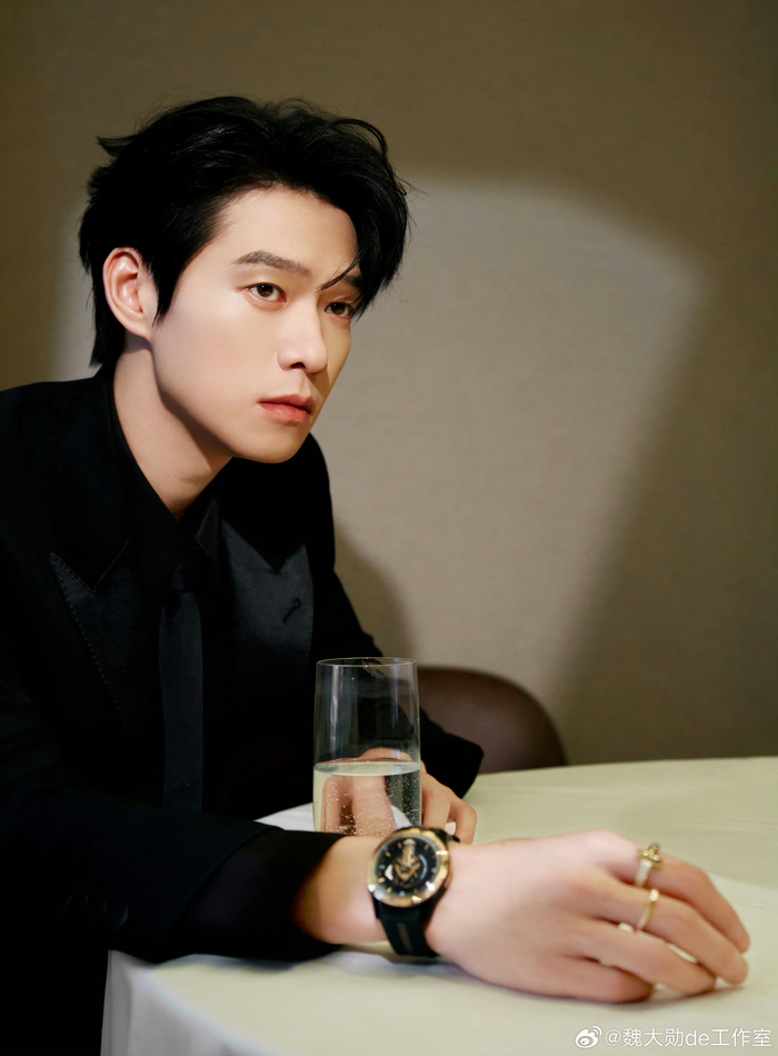 魏大勋 缎光领带黑西装 all black look……|魏大勋_新浪新闻