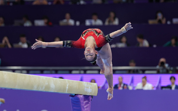 除了亚运会女团金牌，唐茜靖还夺得平衡木银牌。新京报记者 王飞 摄