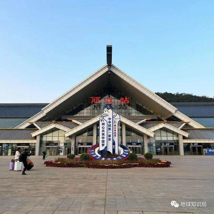 首发列车13时18分到达丽江站，天气甚好，走出车厢直接就能看到玉龙雪山（图：杔格）▼