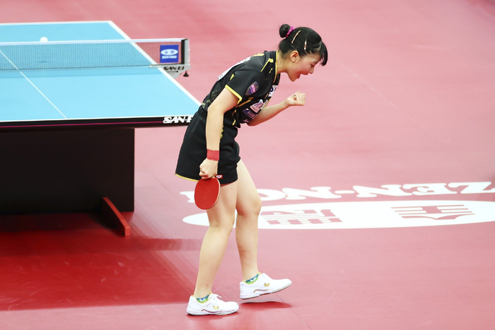 张本美和怒吼庆祝胜利。