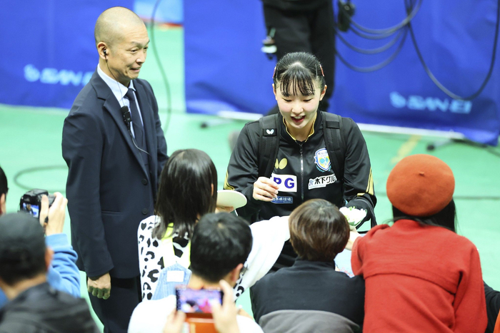 张本美和给球迷签名。