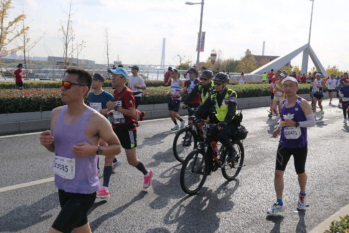 保驾护航的人民警察。