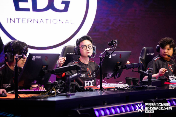 郑永康（中）在赛场上与队友庆祝胜利。 图/无畏契约赛事