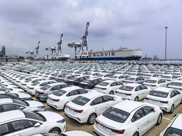 资料图片：9月12日，在山东港口烟台港汽车码头，大批出口商品车等待装船发运。（张超摄）