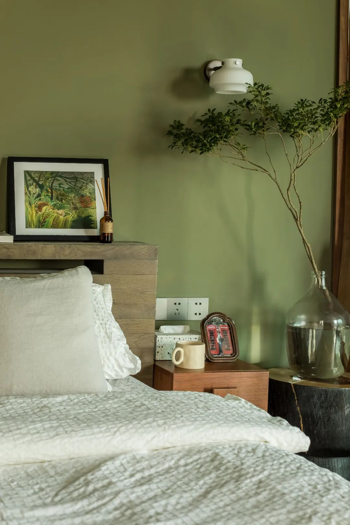 墙面的的话,那么一定要在你喜欢的颜色里选低饱和度的,比如莫兰迪色系