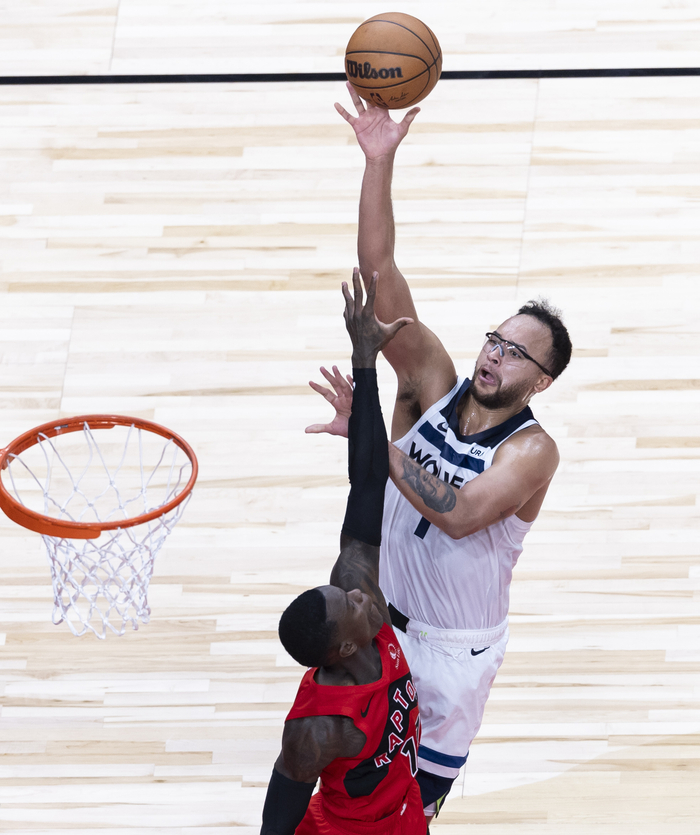 尽管数据有所下滑，但李凯尔（上）仍是森林狼重要的轮换球员。  图/新华社