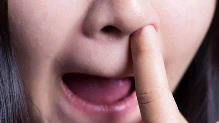 11岁男孩挖鼻孔感染蜂窝织炎,右边整半张脸肿成小猪头,严重的甚至可