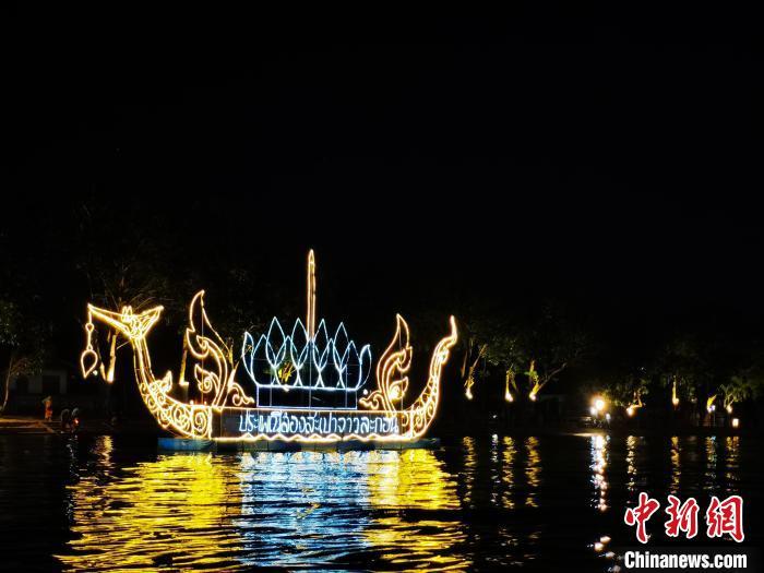 水灯节期间,南邦河上游弋的水灯船李映民 摄27日为泰国水灯节