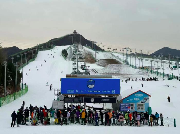 滑雪愛好者在南山滑雪場排隊坐纜車