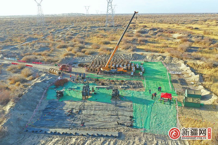 巴州-铁干里克-若羌750千伏输电线路工程开展导线展放作业。（通讯员吴涛摄）