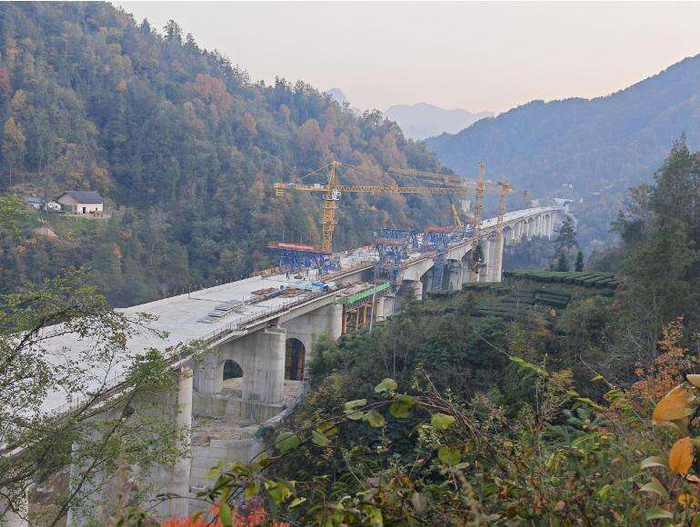 宜兴铁路重难点控制性工程下堡坪特大桥合龙