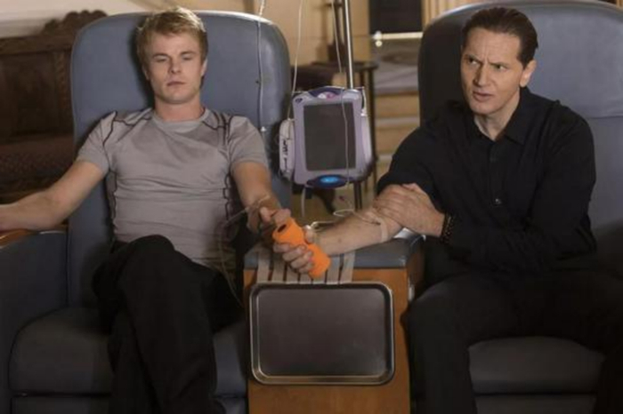 美剧《硅谷》里影射讽刺彼得·蒂尔的“换血疗法”