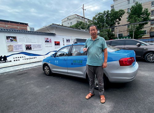 ▲出租车驾驶员宋师傅把乘客遗失在车上的物品送到95128服务中心。