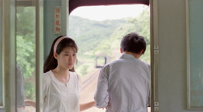 早期侯孝贤电影里的女主，都有相同的气质。（图/《悲情城市》《恋恋风尘》）