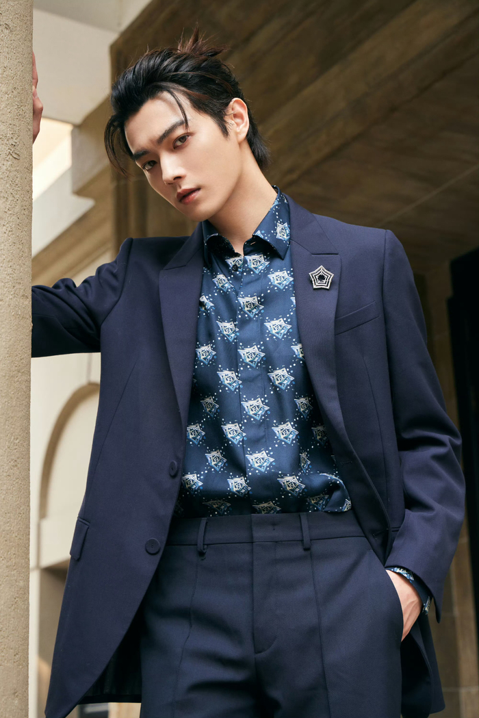 许凯西装小辫造型再次返场也太帅了……|许凯|幻视_新浪新闻