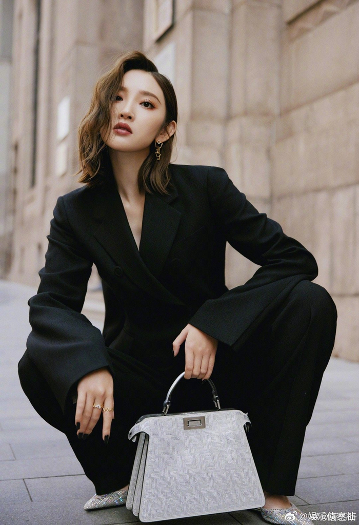 唐艺昕今日份冷酷感西装造型真的秒了!