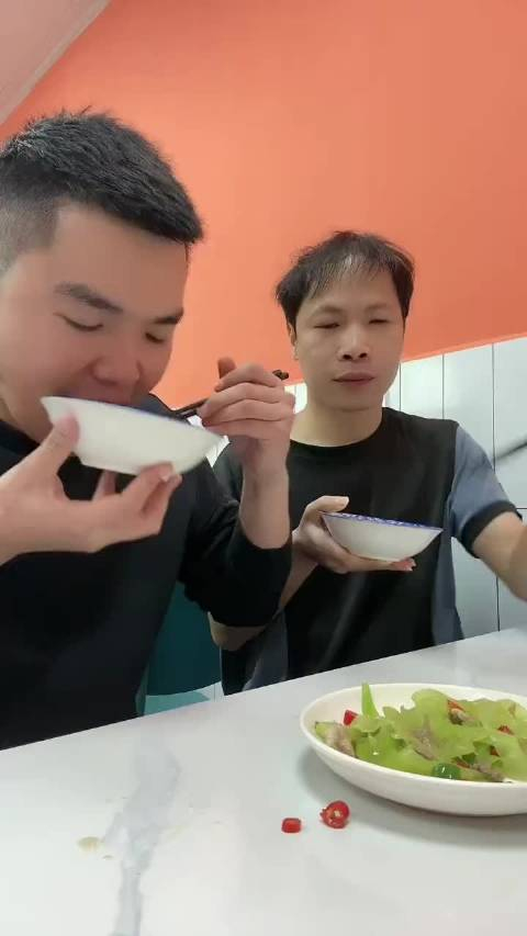 贤淑小哥吃饭啦