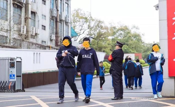 各地中学校服大盘点,这几所真好看!|中学|惠州市|深圳市_新浪新闻