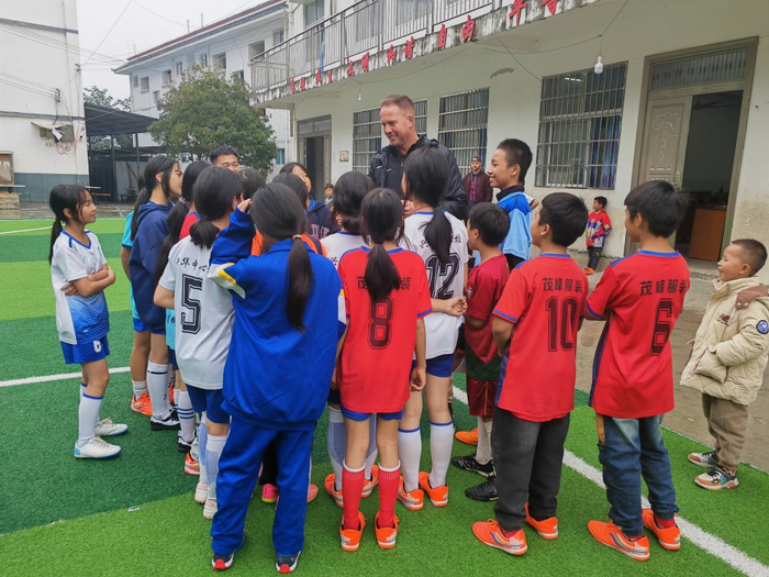 英超考察团一行来到榕江县古州镇第二小学等中小学考察。