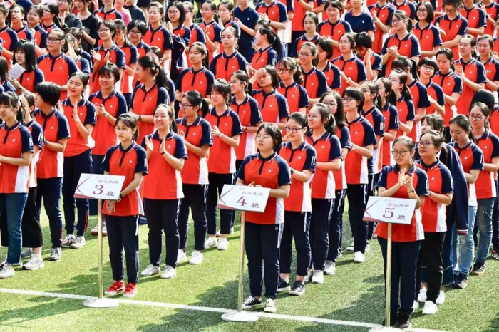 巴蜀中学长春外国语学校长春外国语的校服真是不错,有礼仪校服和运动