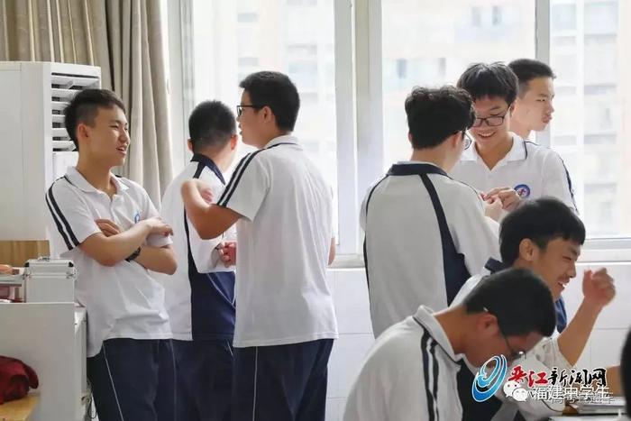 石光中学校服图片