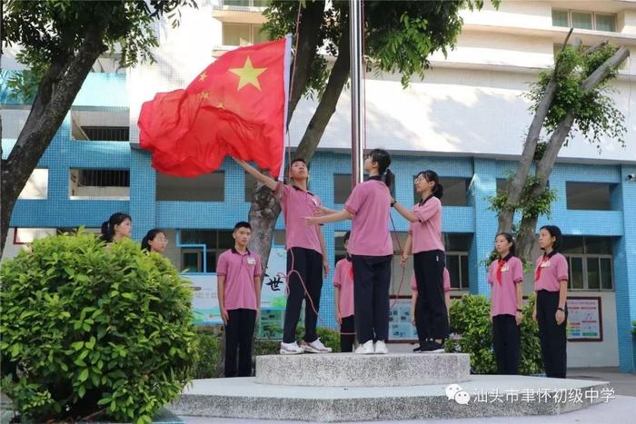 款式瘆人像寿衣?各地中学校服大盘点,这几所真好看!