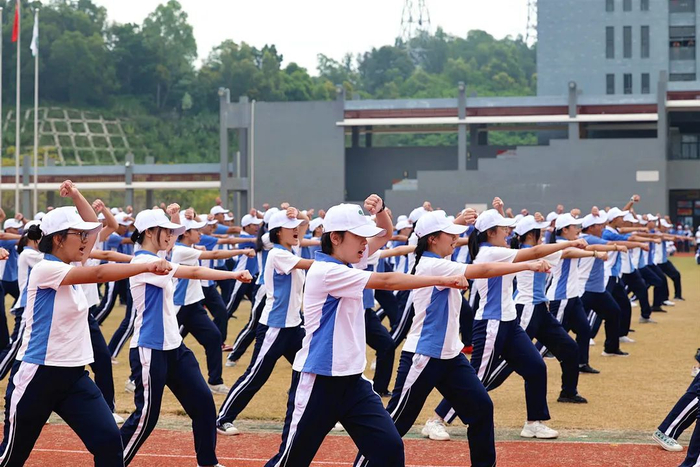 各地中学校服大盘点,这几所真好看!|中学|惠州市|深圳市_新浪新闻
