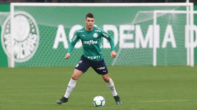 莫伊塞斯含泪告别泰山球迷与费莱尼深情拥抱妻子哭成泪人