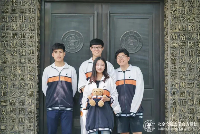 北京外国语大学附属中学校服分为日常装和制服两个系列.