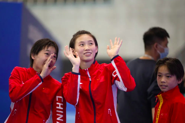 陈芋汐（中）和全红婵（左）一直是良性竞争，互相促进。新华社记者 肖艺九 摄
