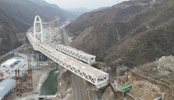 安家庄特大桥像一条巨龙横跨永定河峡谷。