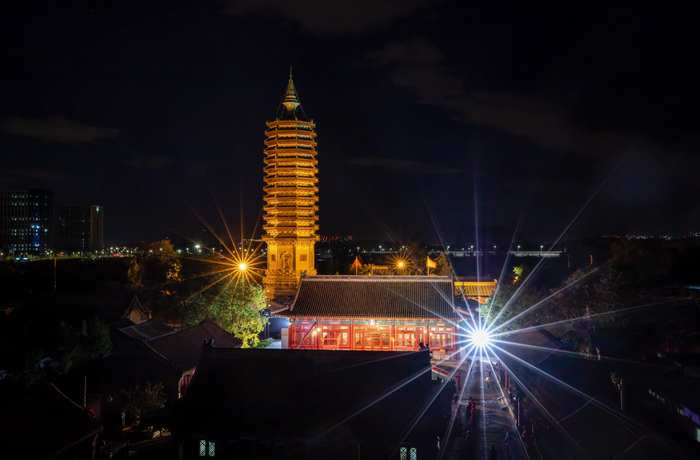 “三庙一塔”夜景。张寅生 摄
