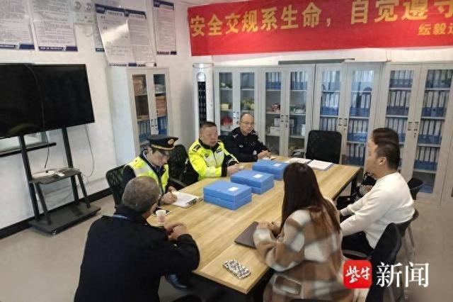 交警聯合交通運輸局執法人員一同走進重點運輸企業開展交通安全宣傳