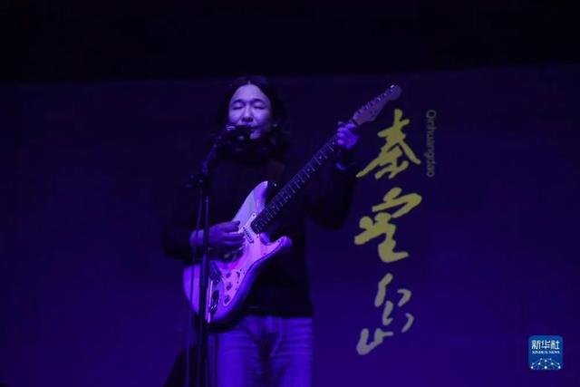 11月25日，万能青年旅店乐队在美国纽约举行的“有朋自东方来”音乐节上表演。新华社记者 李睿 摄