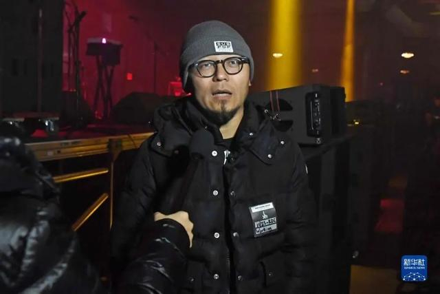 11月25日，在美国纽约，“有朋自东方来”音乐节创始人李宏杰接受采访。新华社记者 李睿 摄