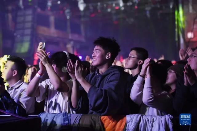 11月25日，在美国纽约，观众观看“有朋自东方来”音乐节演出。新华社记者 李睿 摄