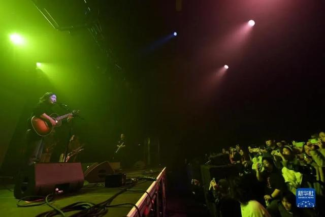 11月25日，万能青年旅店乐队在美国纽约举行的“有朋自东方来”音乐节上表演。新华社记者 李睿 摄