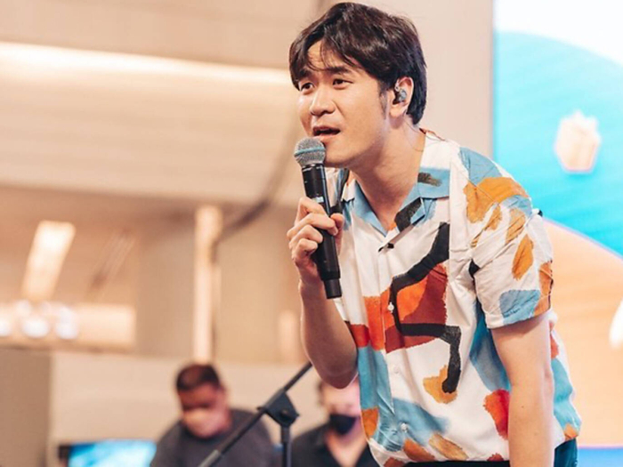 这位泰国歌手兼词曲作家从业已近18年,创作了一系列业界热门歌曲,并已