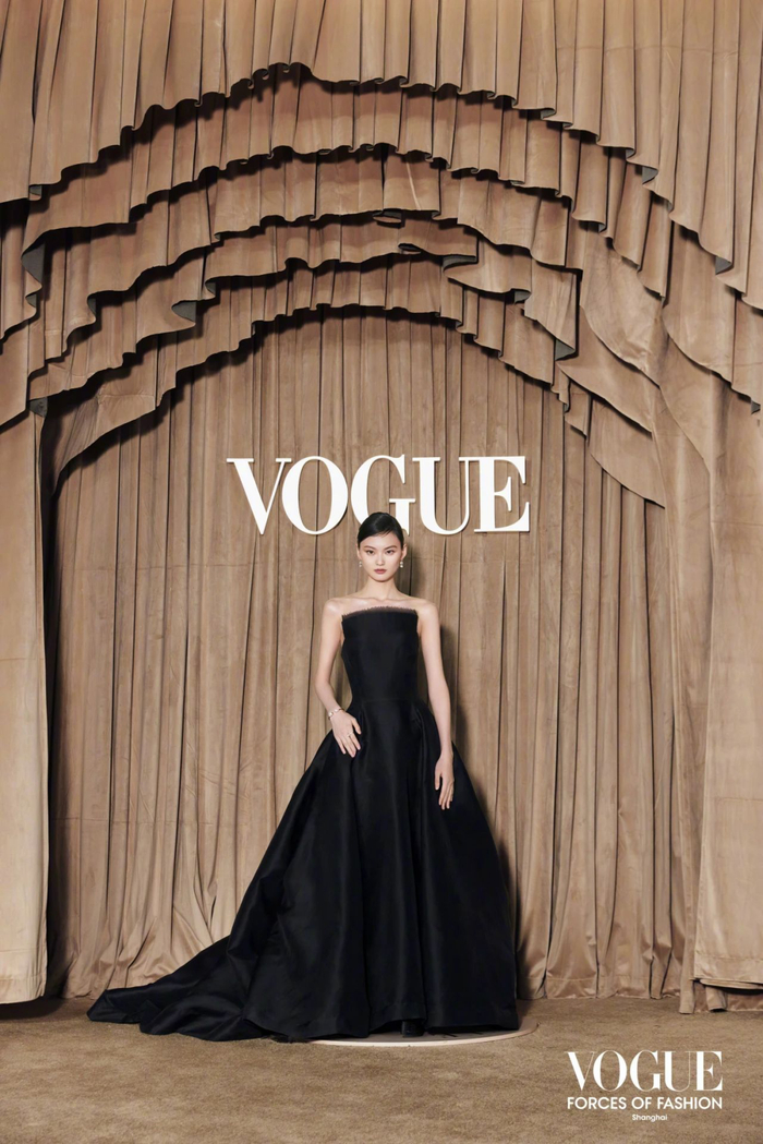 康宁共同打造龚俊金色长裙来自guo pei迪丽热巴全手工定制礼服来自