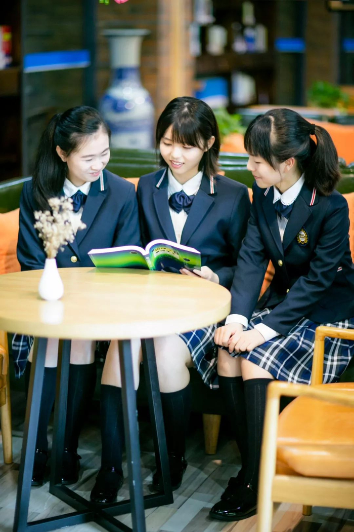 实验高中重庆一中巴蜀中学长春外国语学校长春外国语的校服真是不错