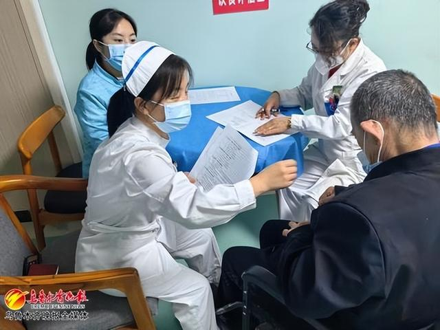 　　市养老福利院评估团队正在为老人进行能力评估。记者梁淑芳摄