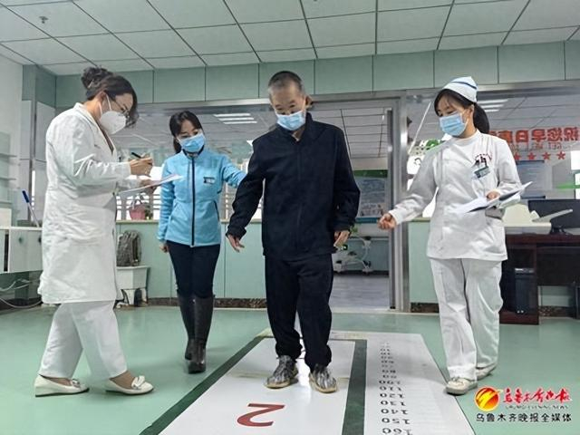 　　市养老福利院评估团队正在为老人进行能力评估。记者梁淑芳摄