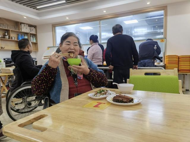 比如照看老人,陪伴聊天等服务,以减轻老年人的生活压力和孤独感.