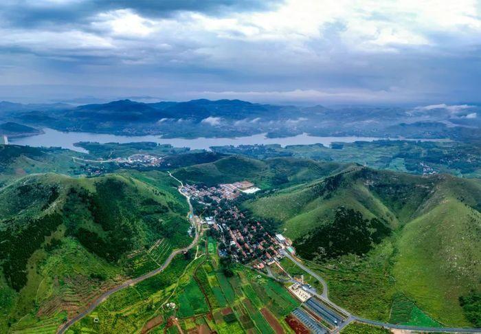 朱家林生態旅遊區位於臨沂市沂南縣岸堤鎮,該旅遊區對山體,河流,水庫