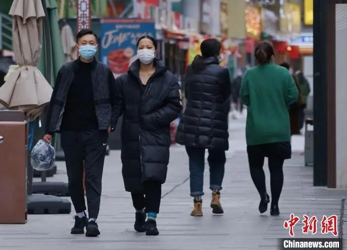 图为市民穿羽绒服出行。马铭言 摄