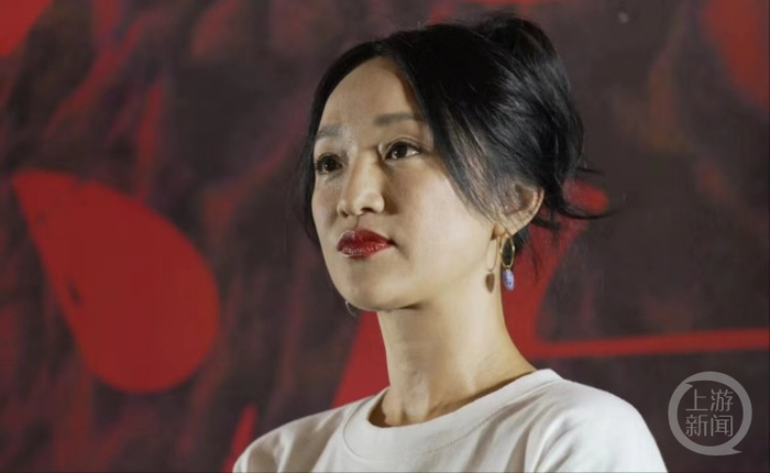 没想到现场最抢镜的竟是这位女粉丝|黄渤|周迅|重庆市_新浪新闻