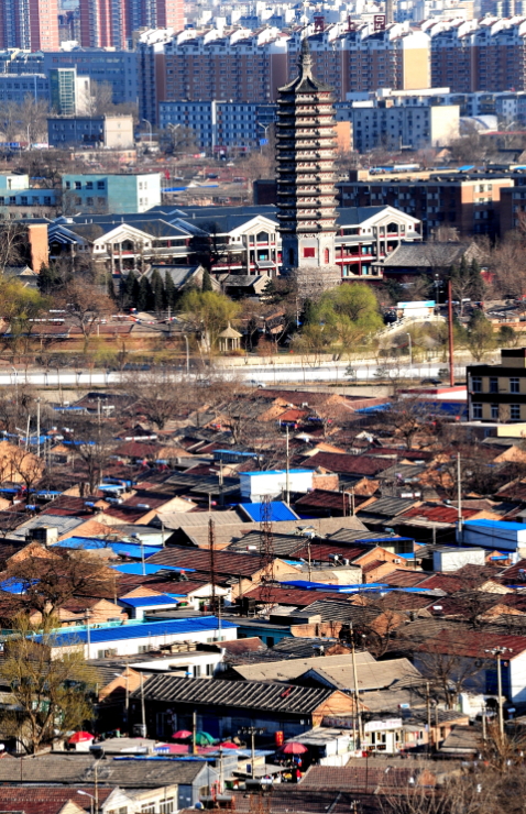 燃灯塔周边曾有大片棚户区。武政 摄于2010年4月