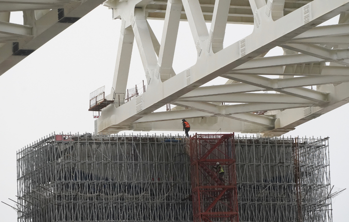 转体结束，工作人员立即登上桥墩查看。